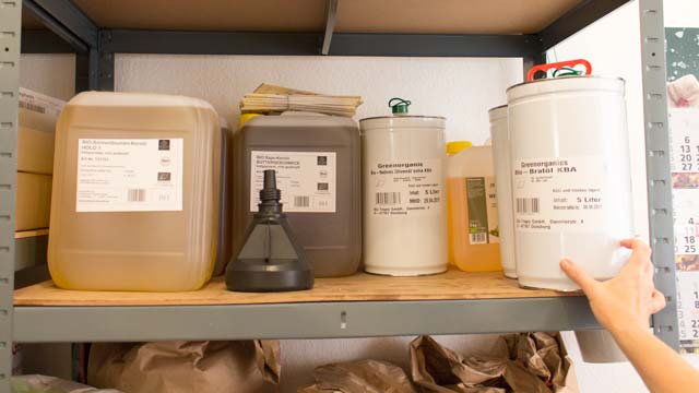 Öle im Regal in Metall- und Plastik-Kanistern