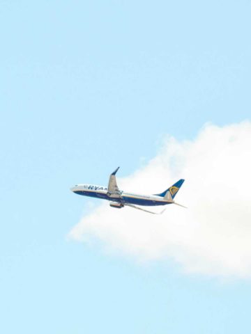 Flugzeug von Ryanair am Himmel