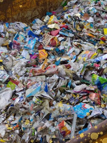 Sortierter Plastik Müll im Container