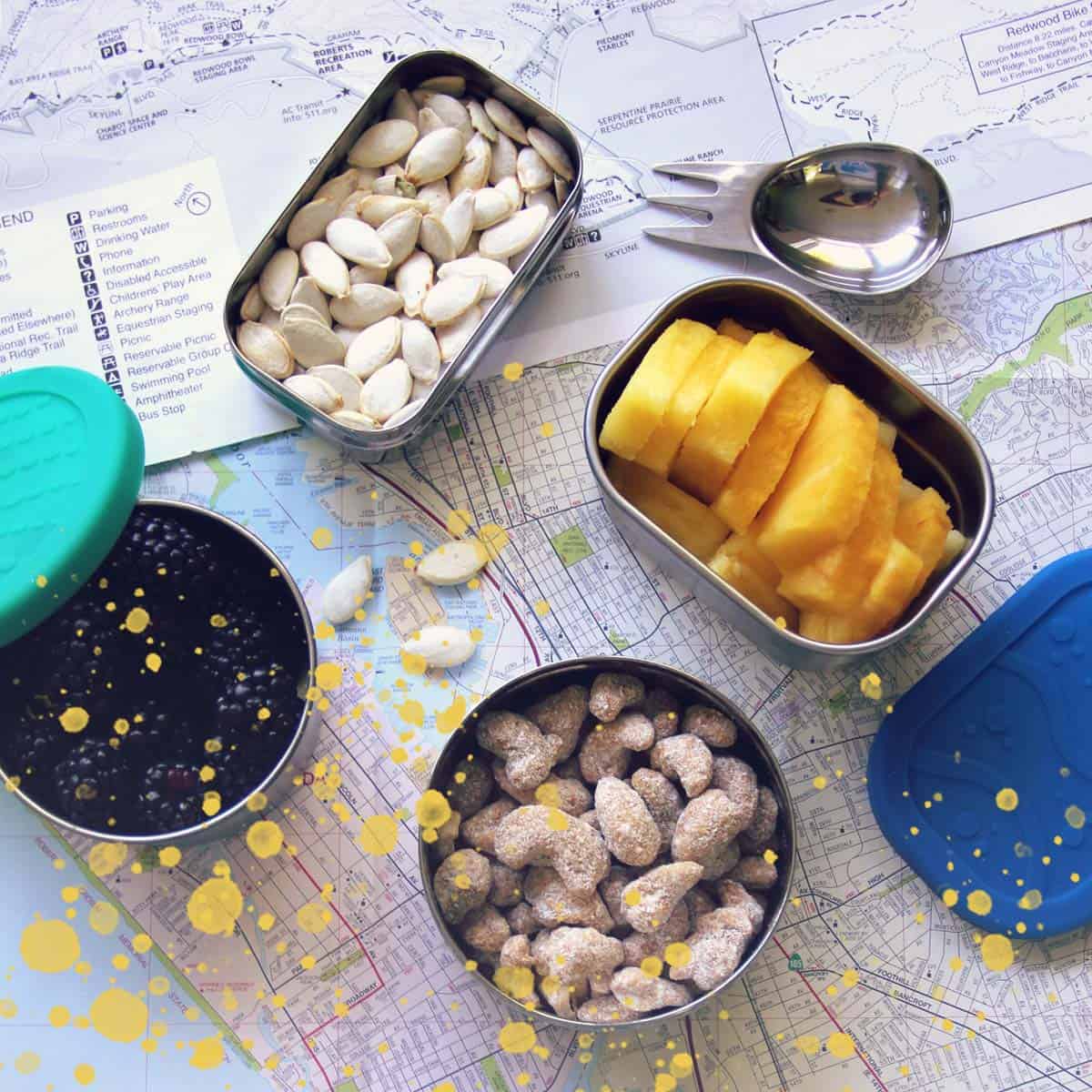 Edelstahl-Dosen mit Snacks auf einer Landkarte