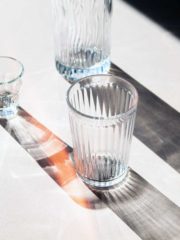 Trinkgläser, durch die Licht scheint